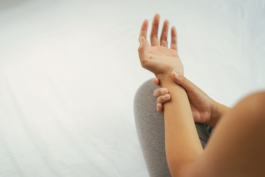 Tremori alle mani causati dalla droga