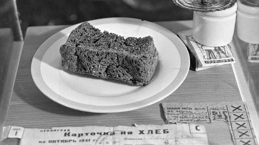 Кусок хлеба, выпущенный из бумаги